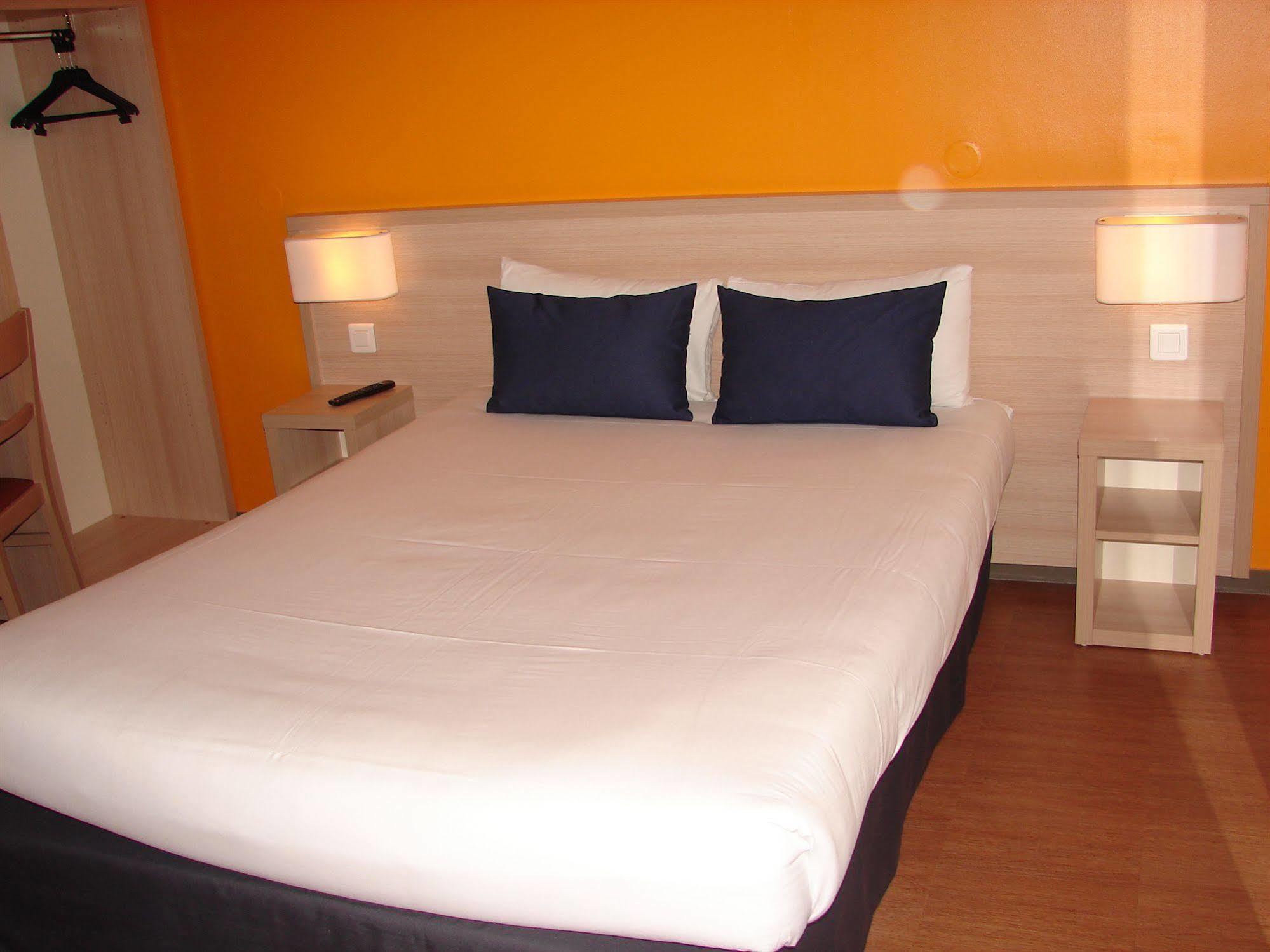 Budget Hotel Melun Sud - Dammarie Les Lys Exteriör bild